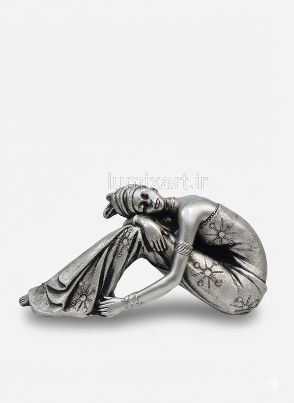 مجسمه دختر مصری سر به زانو